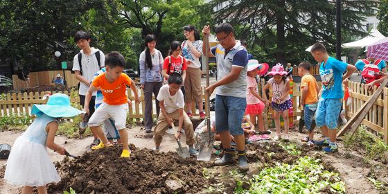 上海-百草园-以儿童为代表的居民正在积极参与花园种植